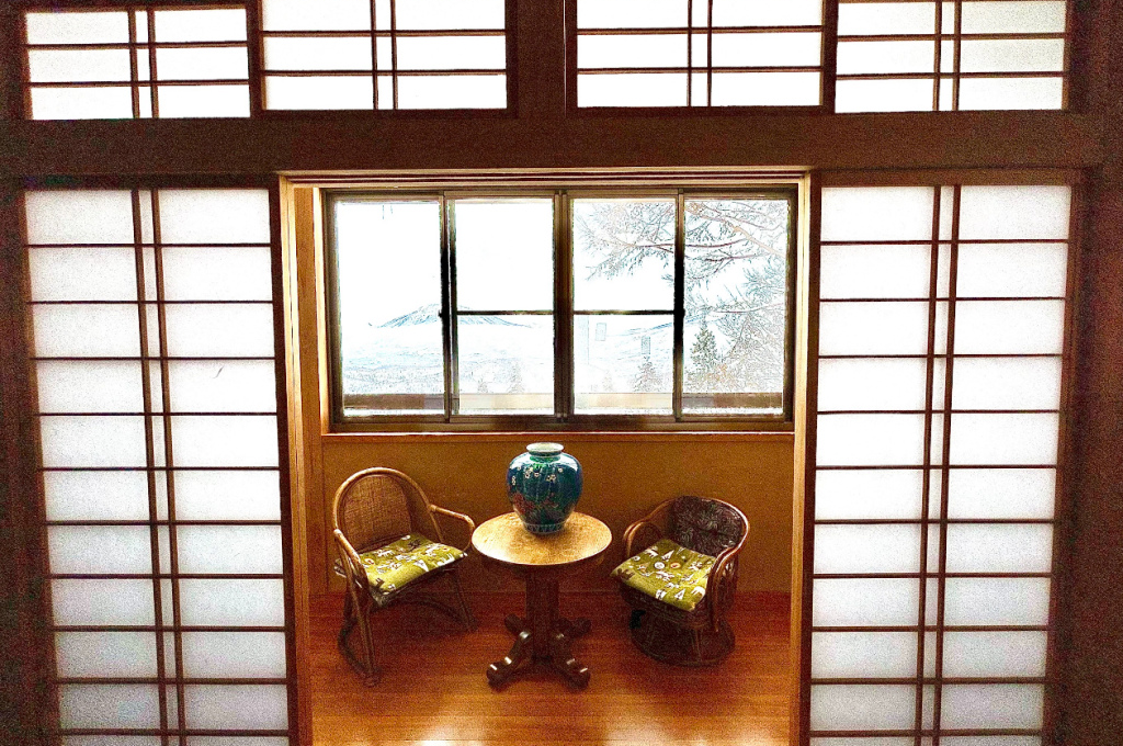 Spacious 3-bedroom apartment with forest view (Sleeps 6)